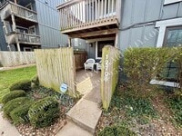 Building Photo - Spacious 2 Bed 2 Bath Ground Floor Unit-Available NOW!!