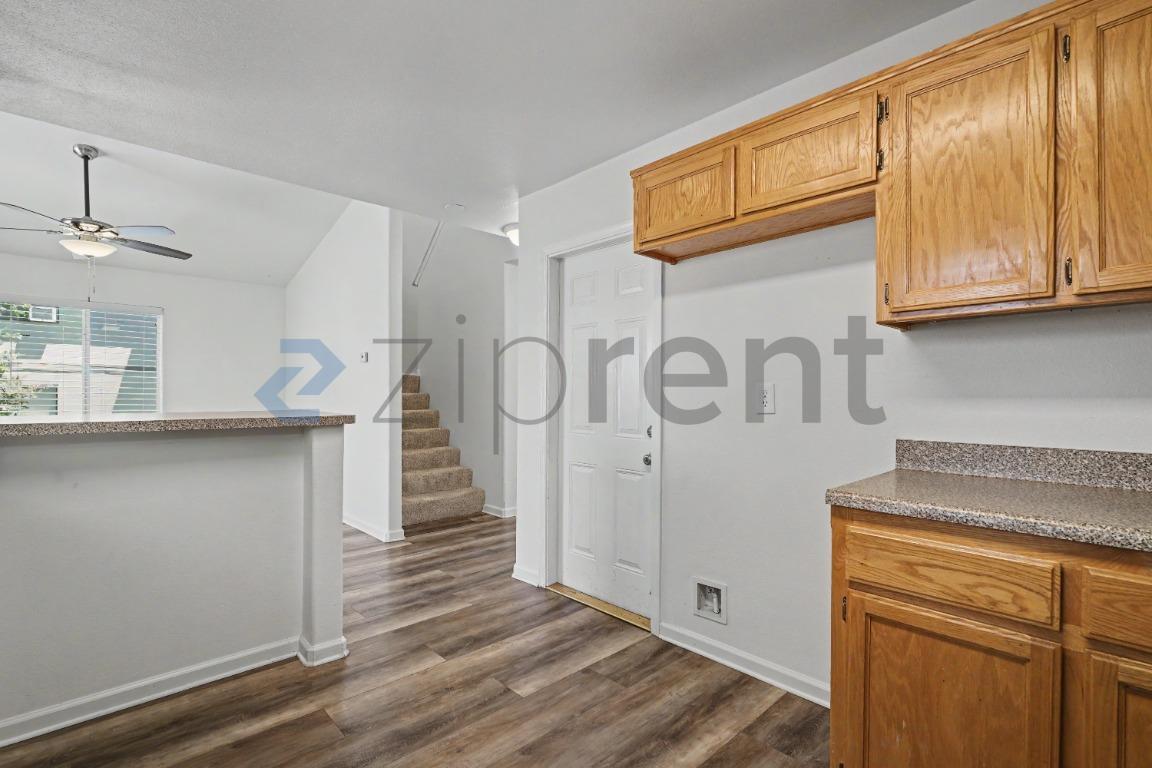 Building Photo - Unit D