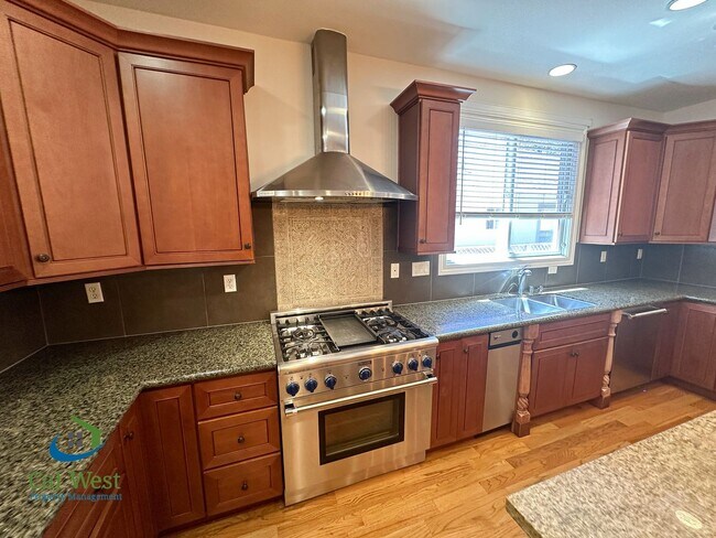 Building Photo - $7995 - Executive 4 bed, 3 full bath, Palo...