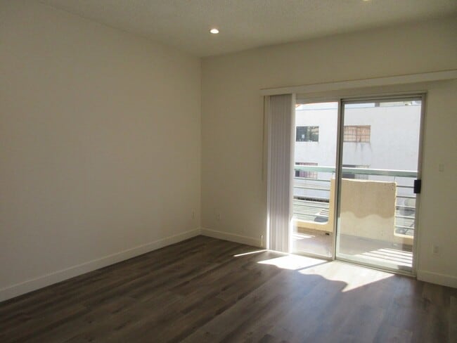 Building Photo - **REDUCED PRICE** and 2nd Month Free! Canoga Park condo on Eton Ave