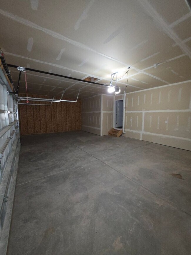 Building Photo - 1058 E Ranch Dr