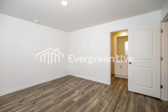 Building Photo - 323 Lightning Ave