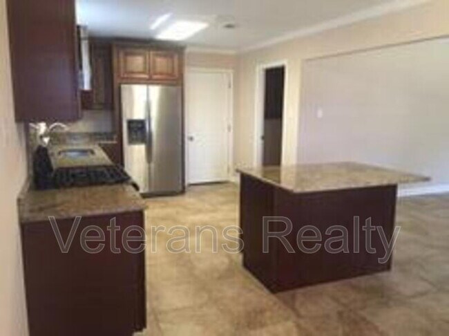 Building Photo - 2135 Baywood Dr