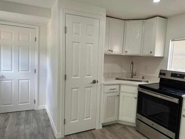Building Photo - 3061 Crystal Hills Dr