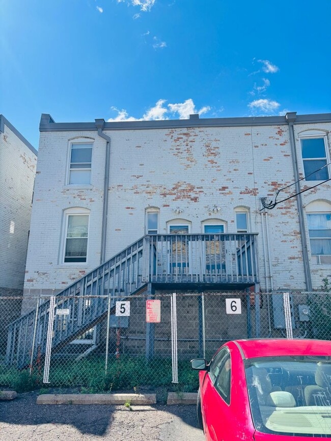 Building Photo - FURNISHED!! 2bed/1bath Condo Right Near Th...