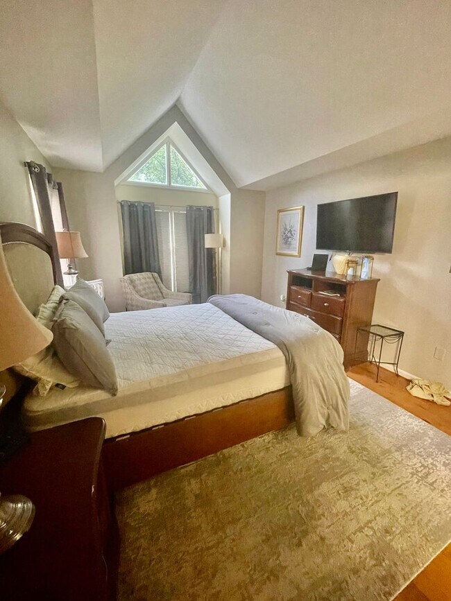 Building Photo - FULLY FURNISHED - PERFECT FOR THE COLLEGE ...