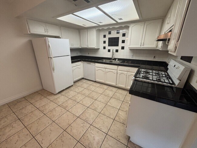Building Photo - 2 Br/2 Ba. Condo on 2nd fl.