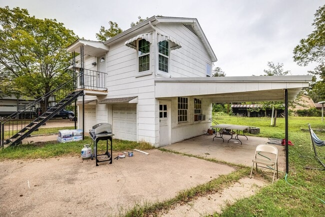 Building Photo - Updated apartment in great location