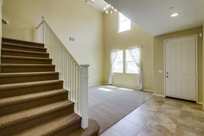 Building Photo - Beautiful Sky Ranch home with Spectacular Views!