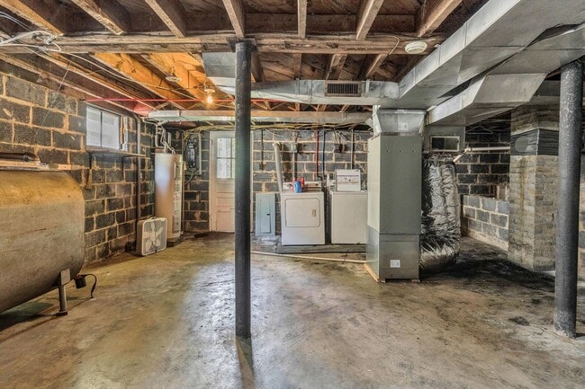 Building Photo - Adorable 2 BR home - Convenient to all thi...