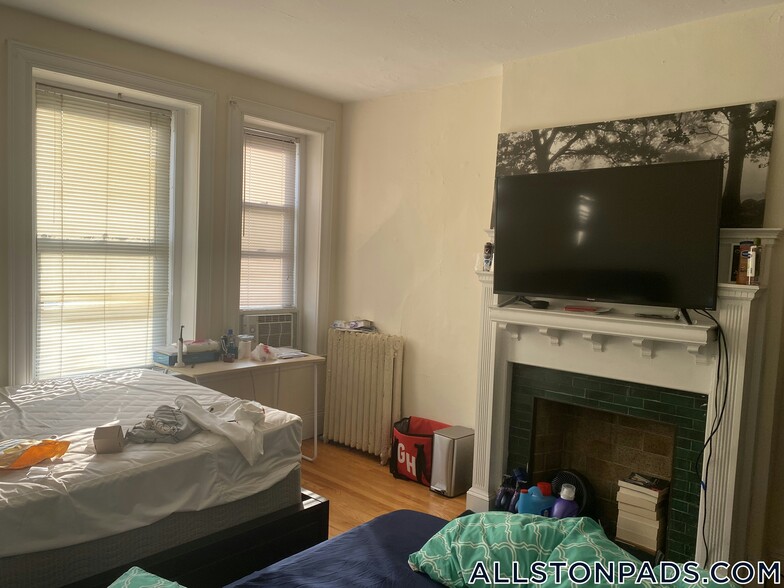 Building Photo - 100 Linden St