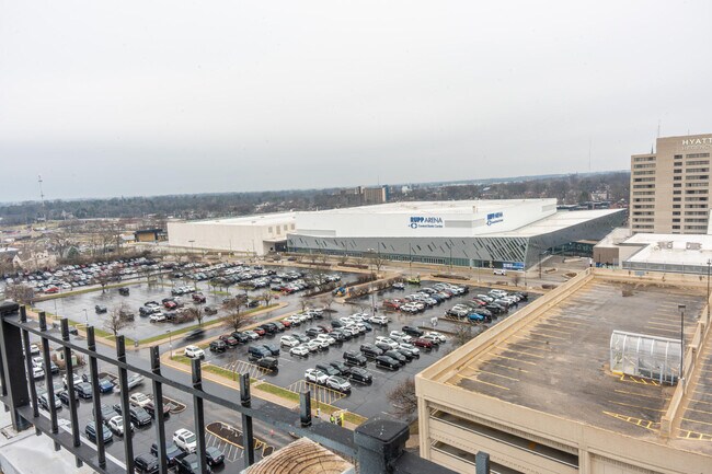 Building Photo - 355 S Broadway