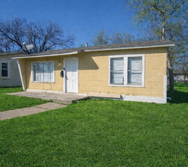 Building Photo - 819 Larry St