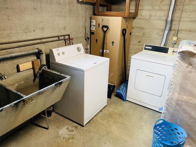 Building Photo - 118 Gem St