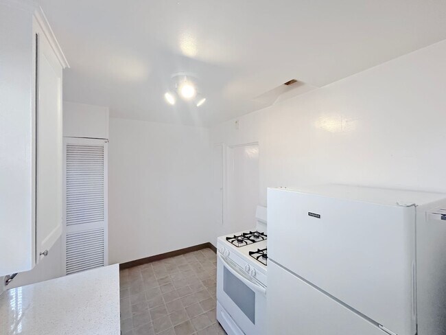 Building Photo - Renovated 1B/1BA w/ Walk-In Closet & On-Si...