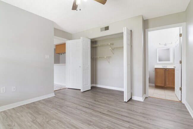 Building Photo - 221 Lake Brook Cir