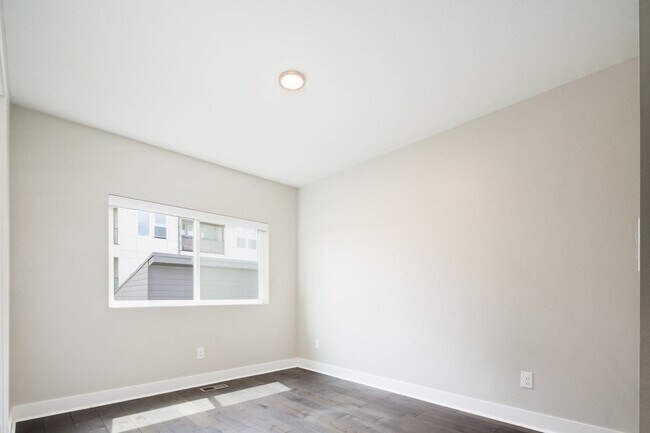 Building Photo - Modern 3 bed / 4 bath, 3 story townhome!