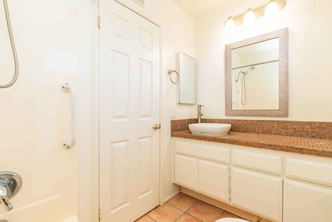 Building Photo - Beatiful house next to golf course.