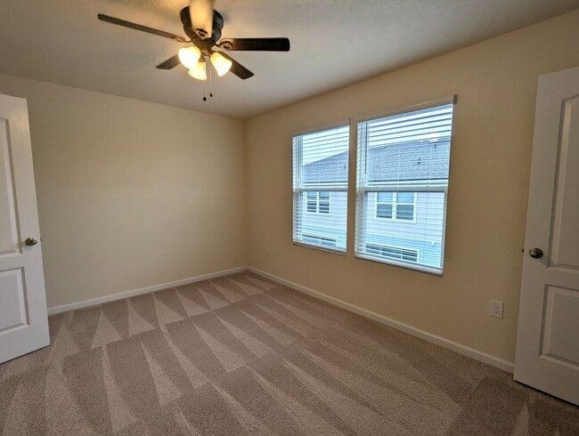 Building Photo - REDUCED RATE ON THIS 18mo LEASE (15mo & 12mo also available) AND WAIVED $250 Admin Fee (app. fee ...