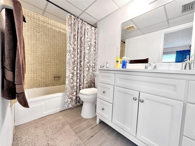 Building Photo - 1005 Country Club Dr