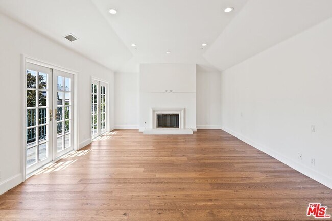 Building Photo - 321 S Palm Dr