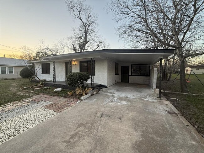 Building Photo - 107 Elm Ave