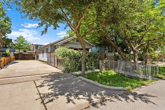 Building Photo - 405 James St