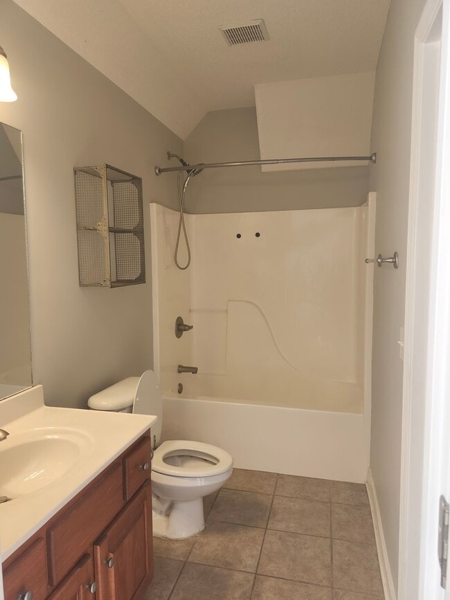 Building Photo - Spacious 4 Bedroom 3 bath in Hamilton on Hunter Subdivision