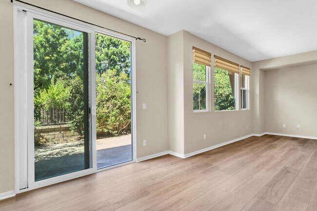 Building Photo - Beautiful townhome in Mission Valley!  Ava...