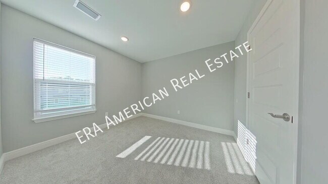 Building Photo - 822 Kenneth Dr