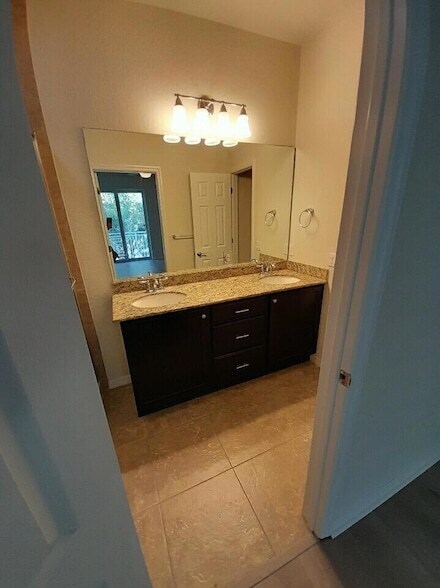 Building Photo - 2812 N Bismark Ln