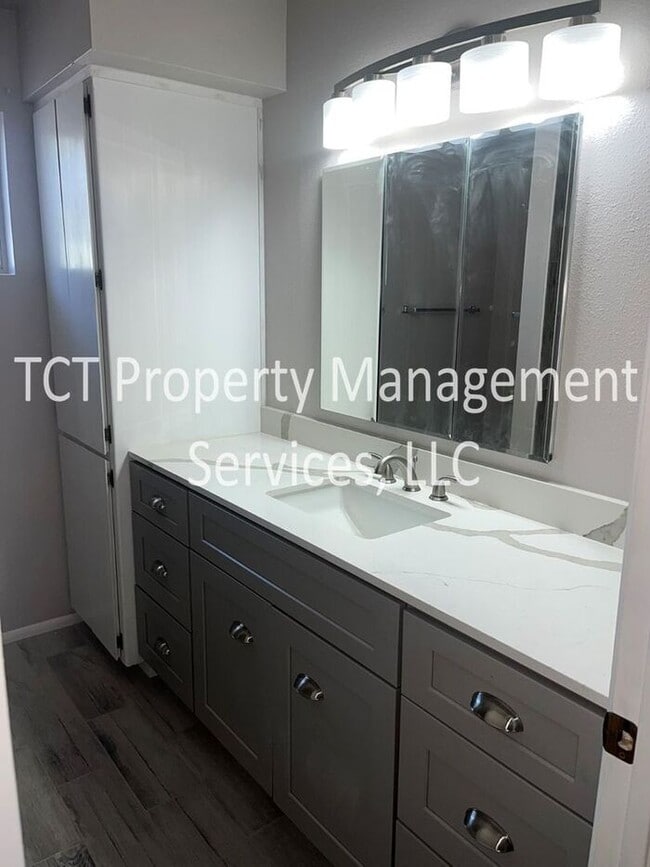 Building Photo - 55+ Community! 2 Bedroom Home