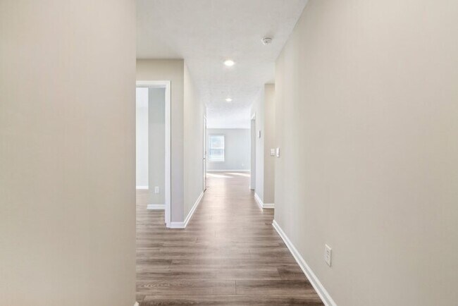 Building Photo - Fantastic 3bd/2ba home! Coming soon!