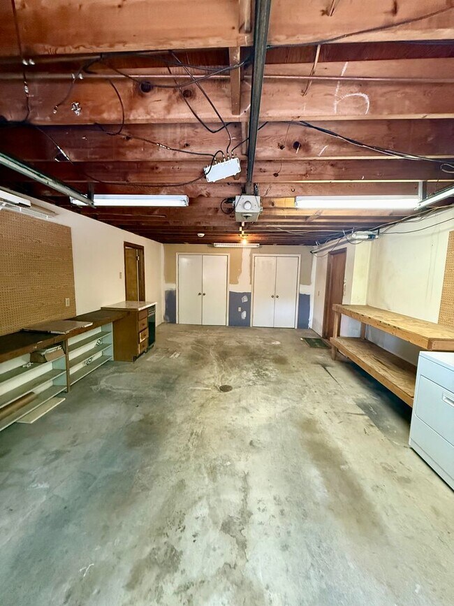 Building Photo - Knoxville 37909 - 2 bedroom, 1.5 bath unit, duplex - Contact Chad Weeks (865) 567-6193
