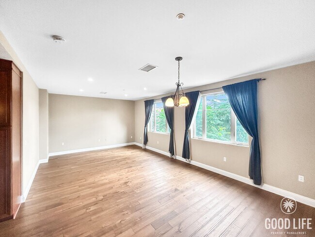 Building Photo - Stunning 2B/2BA Upgraded Condo w/ 2 Parkin...