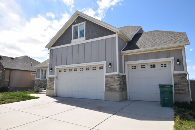 Building Photo - Spacious and Bright 5 Bed 3.5 Bath in Riverton!!