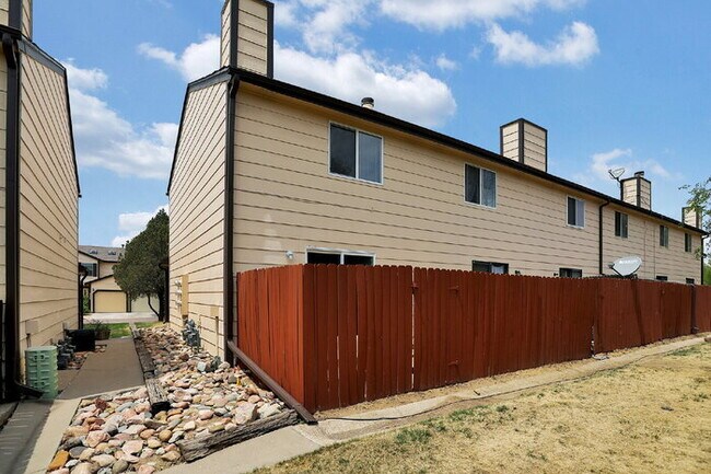 Building Photo - Fully Remodeled End-Unit Townhome Near Pet...