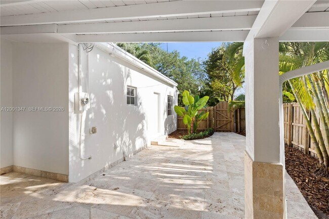 Building Photo - 6605 SW 61st St