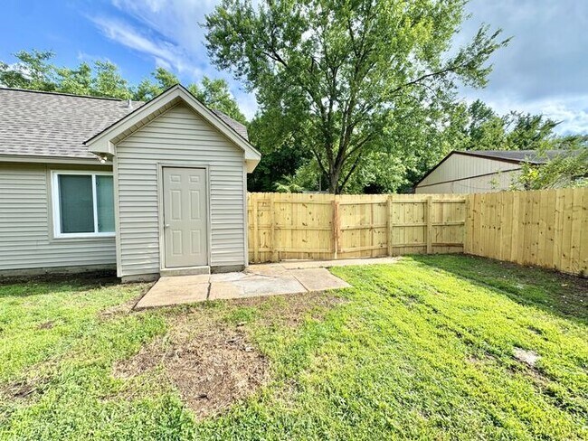 Building Photo - 3804 Walsingham Dr