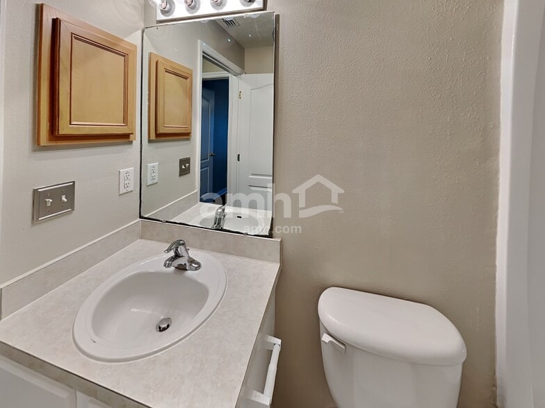 Building Photo - 1913 Southern Oak Loop