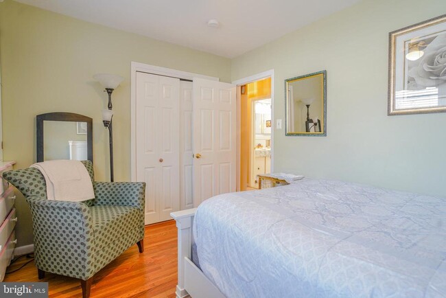 Building Photo - 245 Barclay Cir
