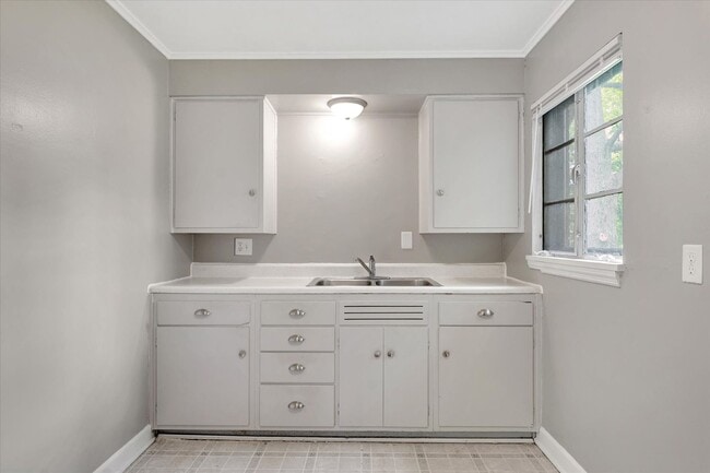 Building Photo - Sublease Available February 1st, 2026- Cha...