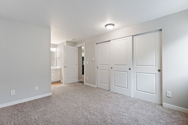 Building Photo - Remodeled Two Bedroom Two Bath! $1000 Off Your First Full Month!