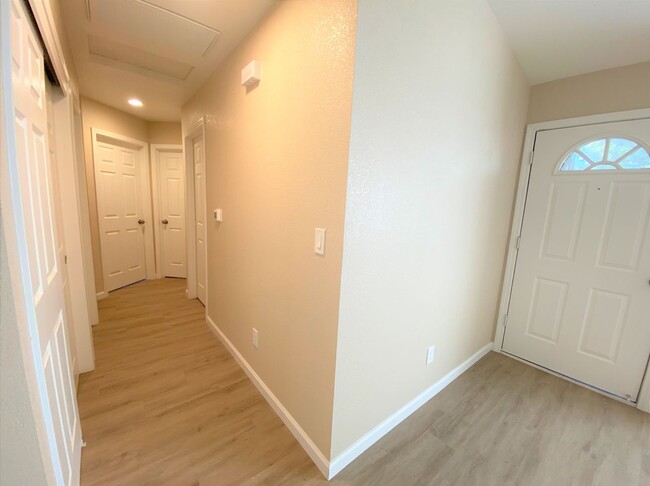 Building Photo - 350 La Mesa Ct