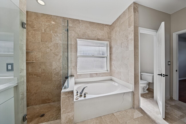 Building Photo - 12325 Cascades Pointe Dr