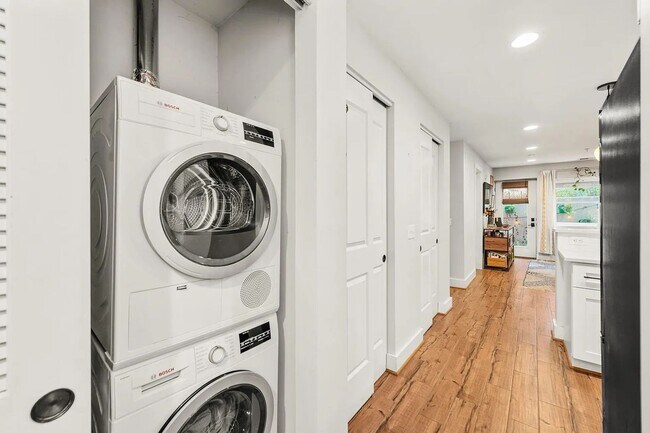 Building Photo - Sunny 1 bed + den 870 sq ft in heart of Petworth!