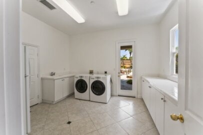 Building Photo - Luxurious, 5450 SqFt,  5 Ensuite Bedrooms ...