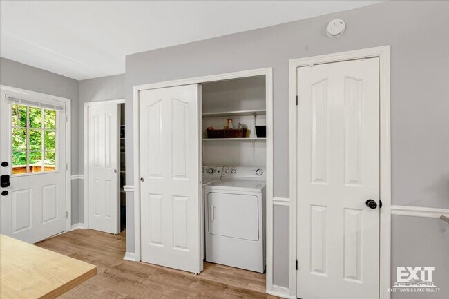 Building Photo - Beautiful Fully Furnished 3 Bed, 2 Bath Ho...