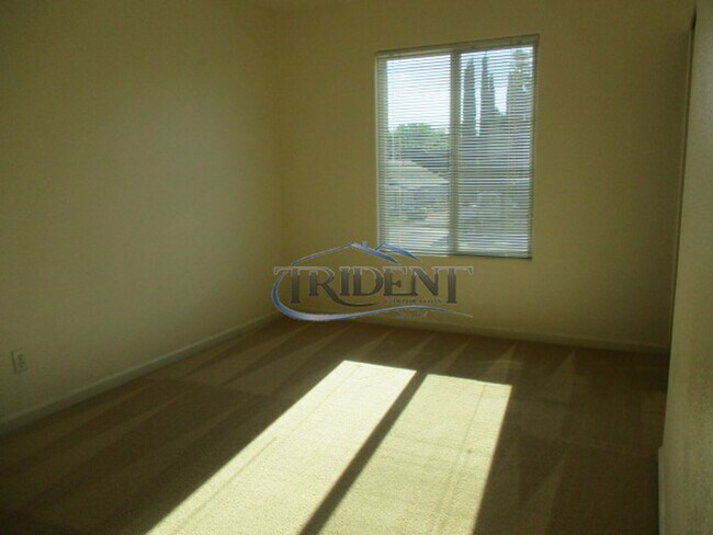 Building Photo - 3bedroom 2 .5 bath near schools and parks