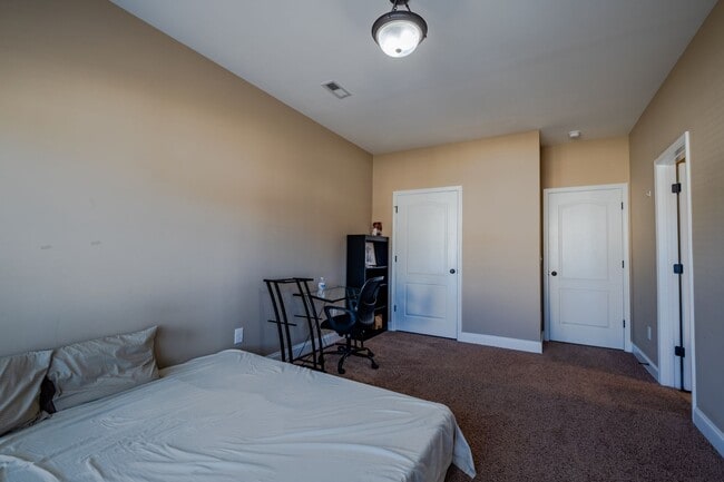 Building Photo - 5773 Highland Grove Dr